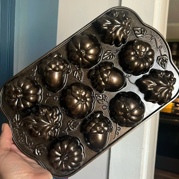 Nordic Ware Autumn Delights Cakelet Pan - Picture 1 of 4